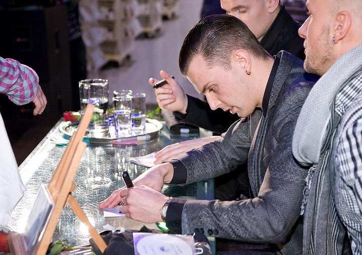 HURTS. FIRMAS EN EMPIK. VARSOVIA