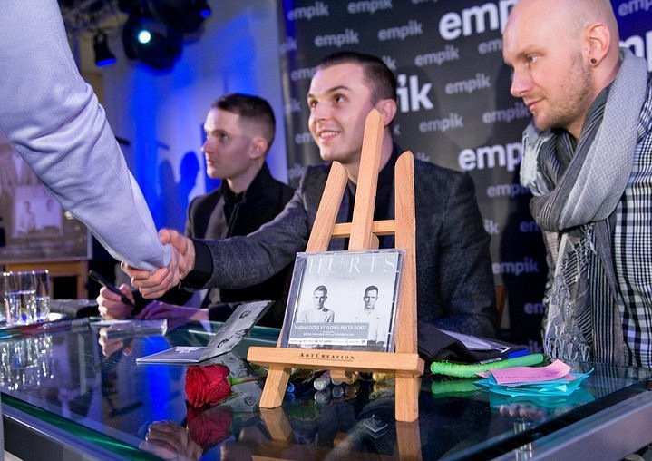HURTS. FIRMAS EN EMPIK. VARSOVIA