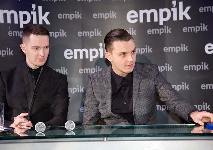 HURTS. FIRMAS EN EMPIK. VARSOVIA