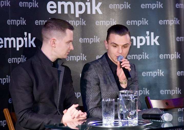 HURTS. FIRMAS EN EMPIK. VARSOVIA
