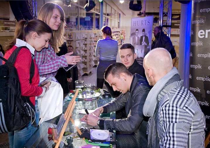 HURTS. FIRMAS EN EMPIK. VARSOVIA