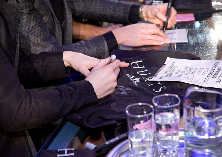 HURTS. FIRMAS EN EMPIK. VARSOVIA