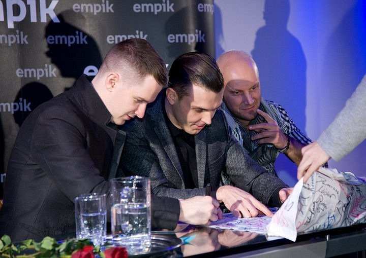 HURTS. FIRMAS EN EMPIK. VARSOVIA