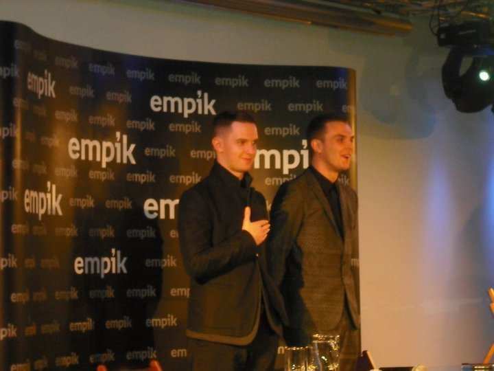 HURTS. FIRMAS EN EMPIK. VARSOVIA