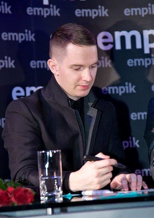 HURTS. FIRMAS EN EMPIK. VARSOVIA