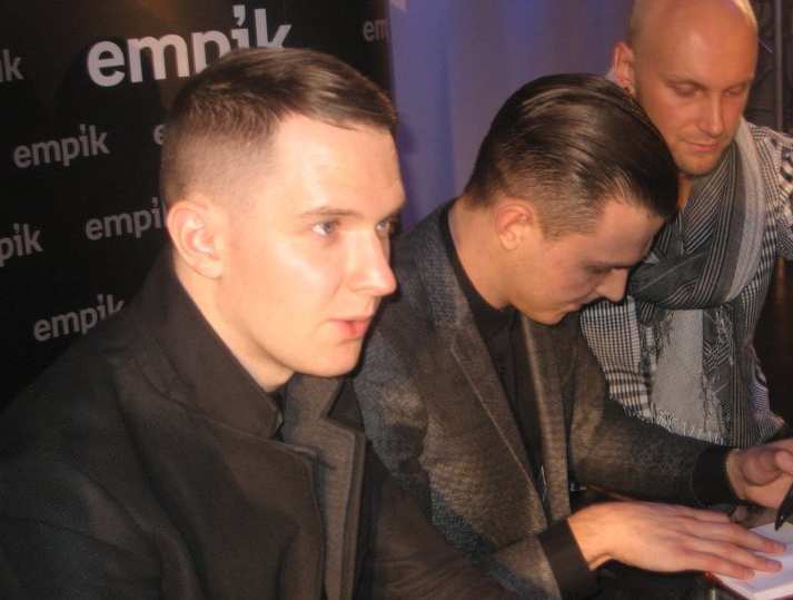 HURTS. FIRMAS EN EMPIK. VARSOVIA