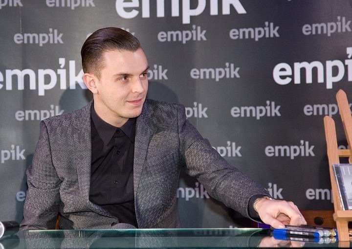 HURTS. FIRMAS EN EMPIK. VARSOVIA