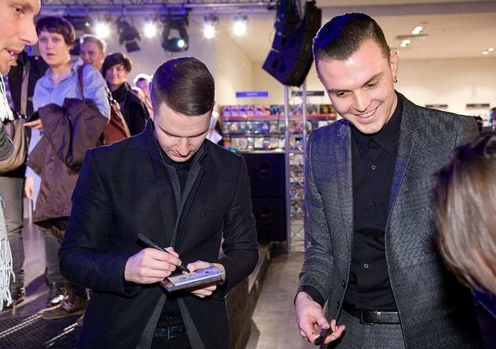 HURTS. FIRMAS EN EMPIK. VARSOVIA