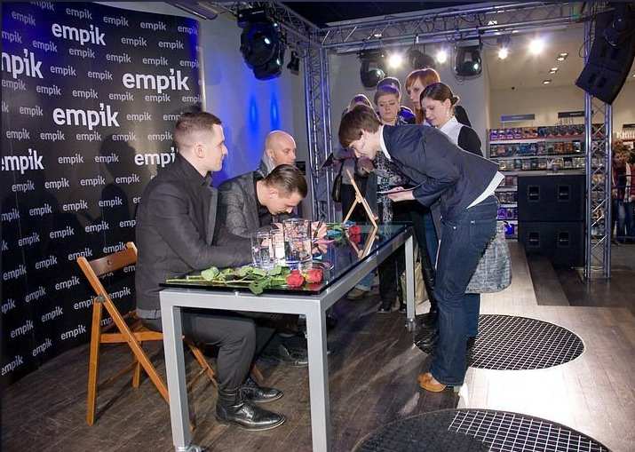 HURTS. FIRMAS EN EMPIK. VARSOVIA